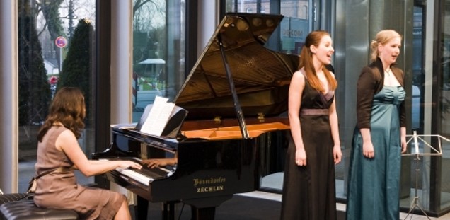 Klassisches Konzert: Sängerinnen auf der Bühne